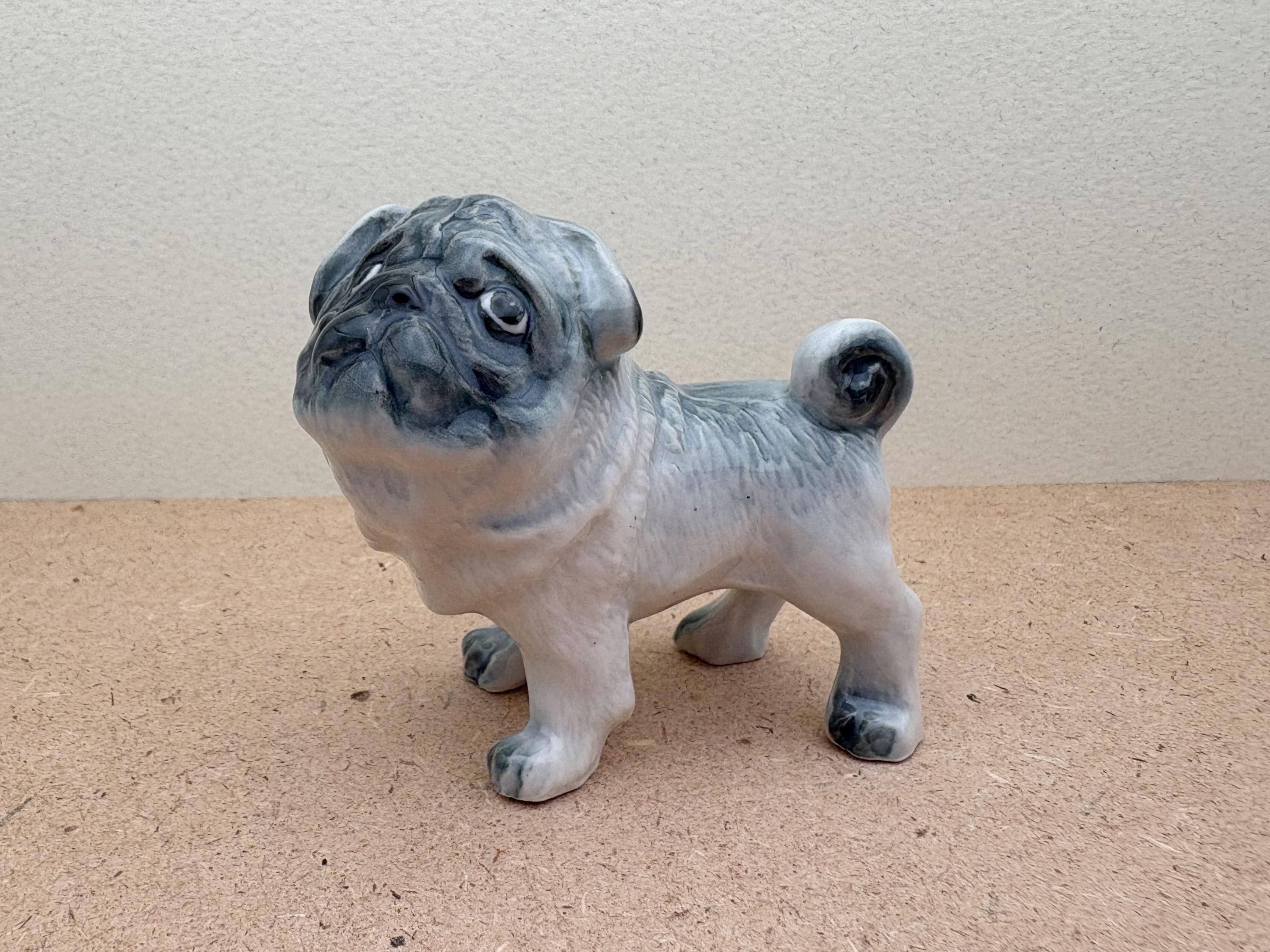 手描きセラミック製パグの置物：ミニチュアのグレーと白の犬の像