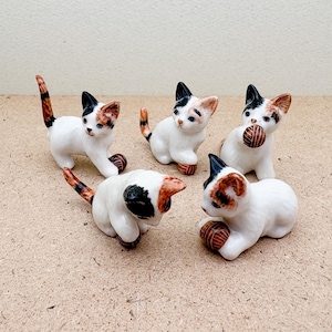 Adorable Mini Cat Figurine Set – 5-Piece Hand-Painted Ceramic Kittens with Yarn, Tiny Collectibles for Cat Lovers & Dollhouses