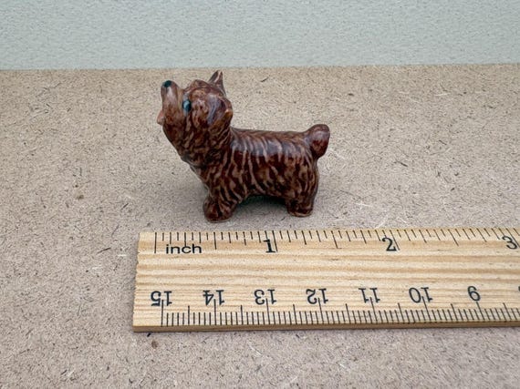 手描きの陶器製ヨーキーの置物：ペットの装飾、犬好きへのギフト 