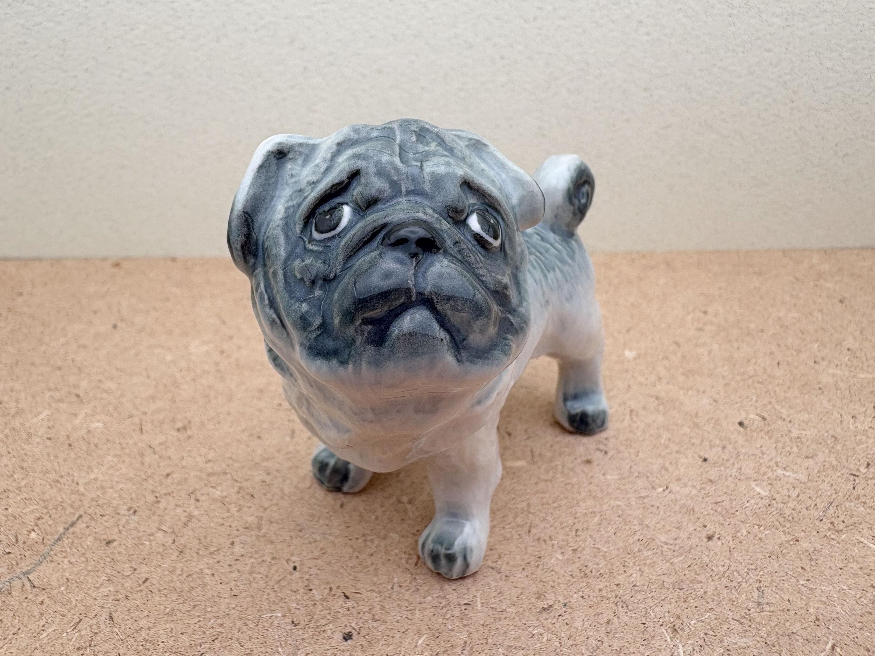 手描きセラミック製パグの置物：ミニチュアのグレーと白の犬の像