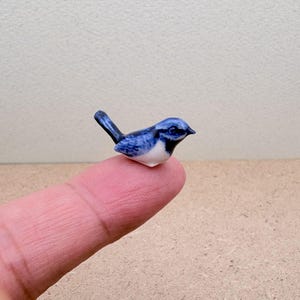 Handgeschilderd mini indigo winterkoninkje keramisch beeldje - cadeau vogelliefhebber