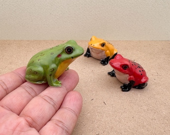 陶器製のカエルの置物：奇妙な彫刻アート、雨のカエル - Etsy 日本