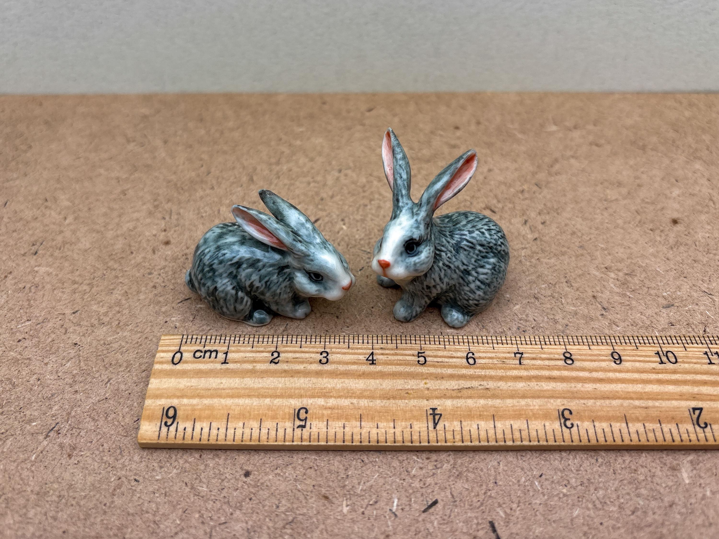 Bonnet Fille Avec Figurine Lapin – Céramique Non Peinte – 7 X 4 Cm – Fait Main USA