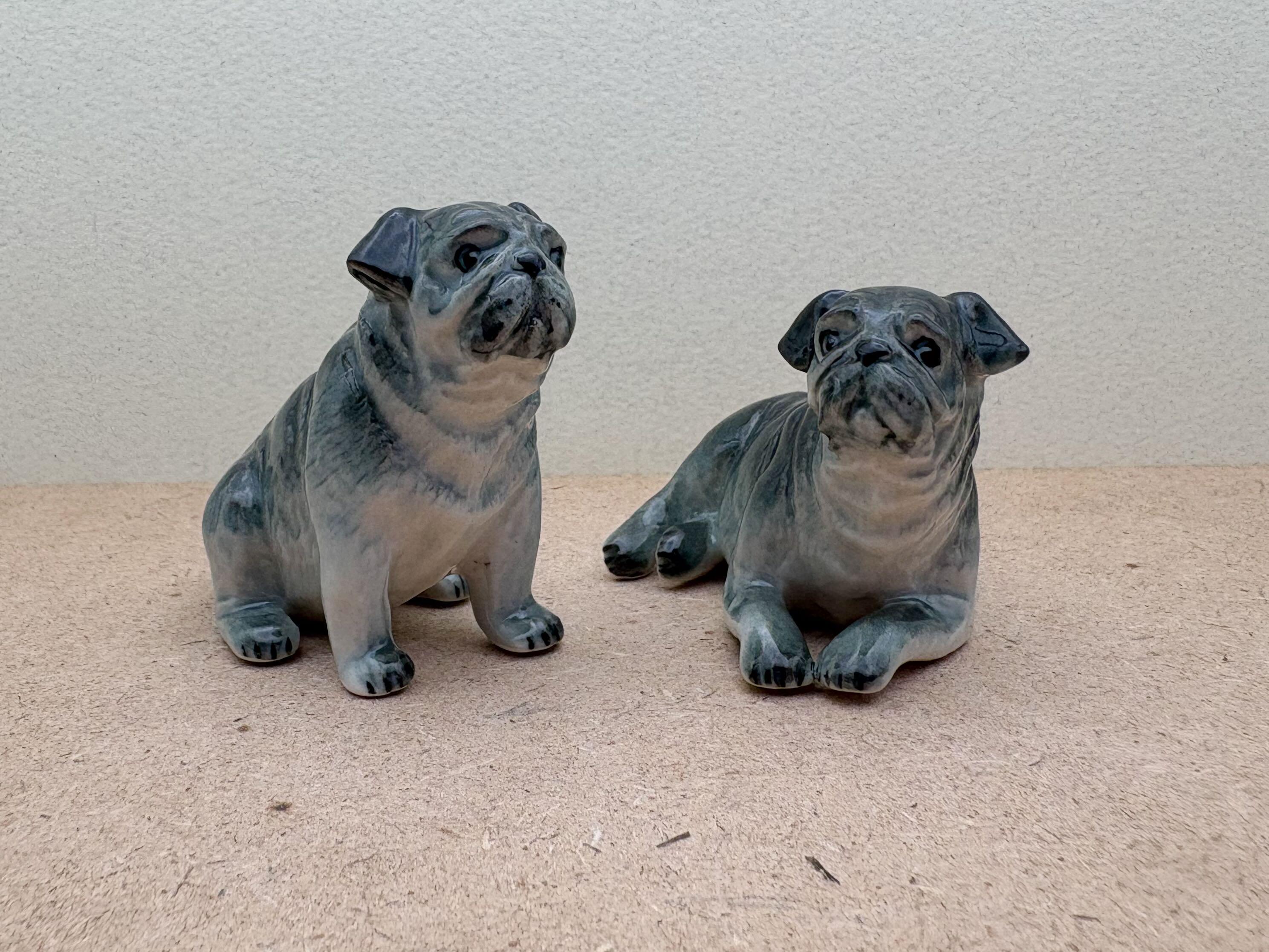 洗練された黒の陶器製パグの置物4体セット - 手描きのミニチュア犬
