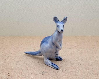 Figura de canguro de cerámica en miniatura pintada a mano – Coleccionable en azul y blanco