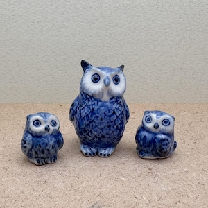 Zestaw ceramicznych figurek rodziny sów: indygo blue, ręcznie robione dekoracje