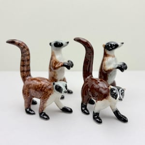 Para ręcznie malowanych ceramicznych figurek Coatimundi: wystrój domu z motywem dzikiej przyrody
