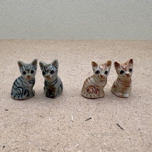 手描きのミニタビー猫ペア - 魅力的な陶器の置物、コレクター、動物愛好家、ドールハウスの装飾、ユニークな家の装飾に最適