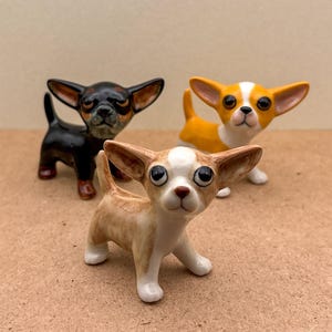 愛らしい陶器のチワワの置物 | 手作りの犬の彫刻 | ペット愛好家やコレクターに最適なギフト | ミニチュアの室内装飾
