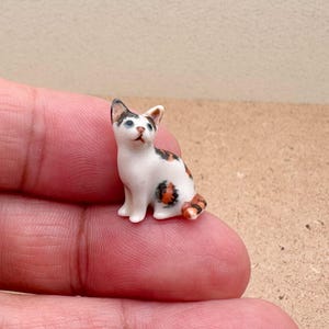 Handmade Mini Ceramic Calico Cat – Tiny Painted Figurine for Collectors, Dollhouse Decor, Cat Lover Gift, Cute Desk Ornament