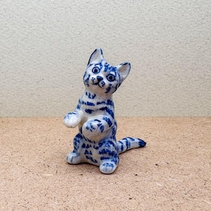Malowana ręcznie niebiesko-biała ceramiczna figurka kota – miniaturowa porcelanowa figurka kota kolekcjonerska dla miłośników kotów i do wystroju wnętrz