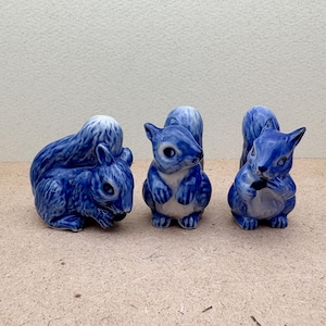 Blue Squirrel Figurine Trio – Handcrafted Ceramic Woodland Animal Set, Unique Home Decor Gift for Nature Lovers and Collectors