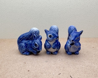 Figurines d'écureuils en céramique bleue : décoration boisée faite main, lot de 3