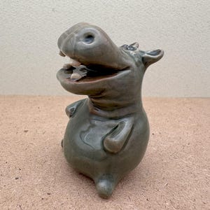 Adorable statue d&#39;hippopotame souriant en céramique - Figurine d&#39;hippopotame unique faite main, cadeau parfait pour les amoureux des animaux et objets de décoration fantaisistes