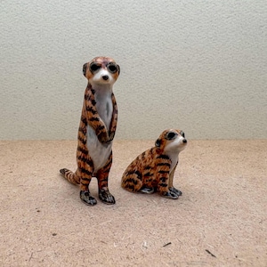 Charming Ceramic Meerkat Figurine Set – Lifelike Hand-Painted Miniature Duo Perfect for Gifts, Shelves, or Nature-Inspired Décor
