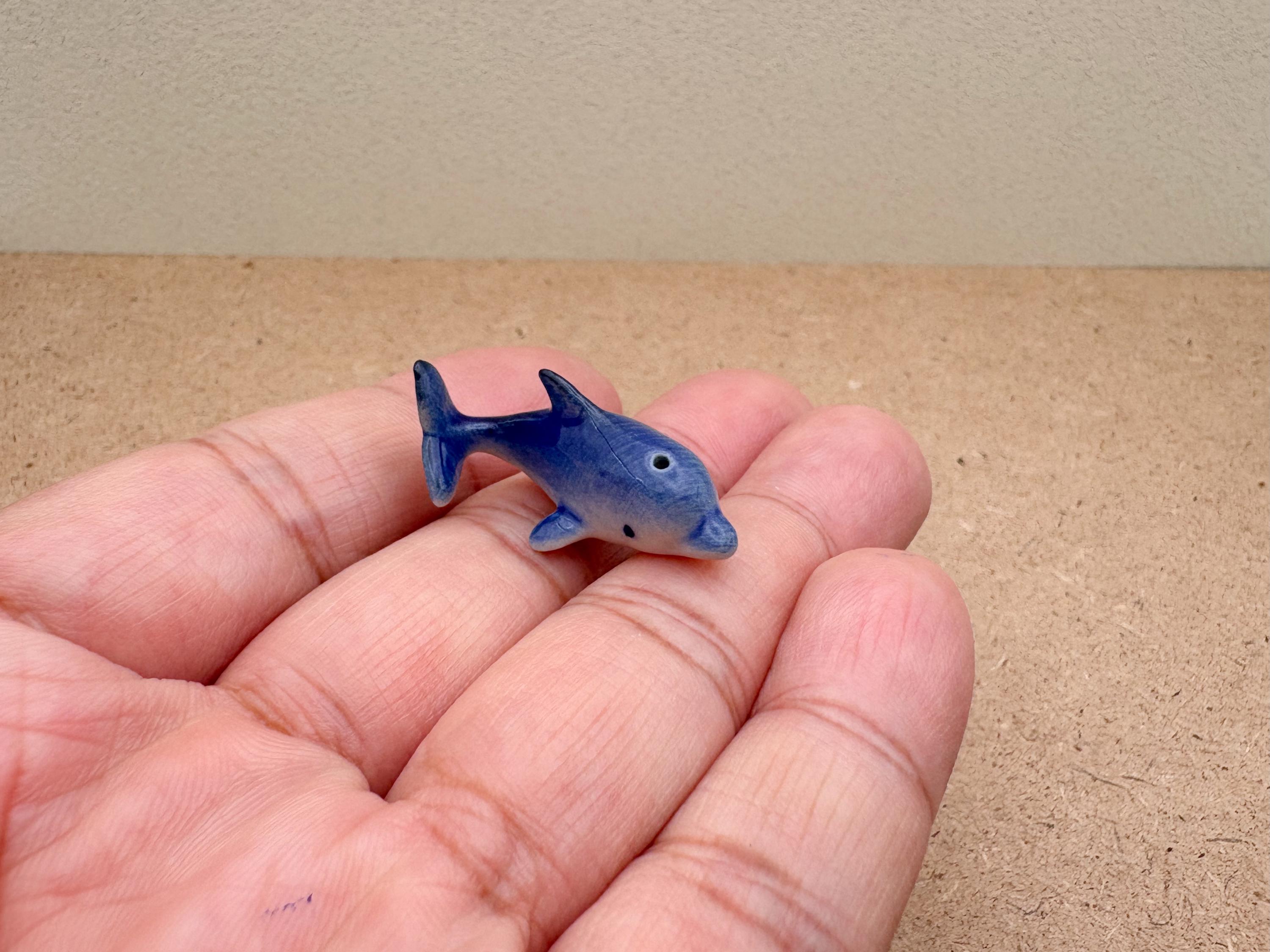 手作りの青い陶器製イルカの置物：海岸沿いの装飾 - Etsy 日本
