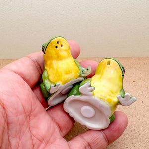 Puede incluir: Un par de saleros y pimenteros de cer&aacute;mica con forma de rana. Las ranas est&aacute;n pintadas de amarillo y verde, con tres agujeros en la parte superior para dispensar. Estos saleros tienen un dise&ntilde;o caprichoso, ideal para la decoraci&oacute;n de la cocina.
