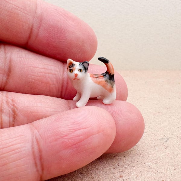 Petite figurine de chat calicot en céramique faite main : décoration de chaton à collectionner