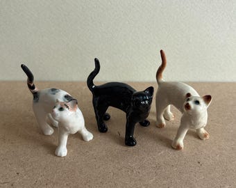 Handmålad kattfigur i keramik: kalikå, svart, siamesisk stil