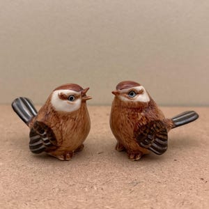 Pareja de gorriones de cerámica / Adorables figuras de pájaros marrones para amantes de la naturaleza / Bonita decoración para el hogar y regalo para coleccionistas o entusiastas de las aves