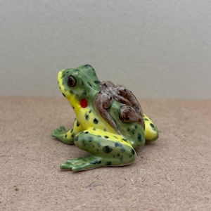 Adorable Mother and Baby Frog Ceramic Sculpture | Green Spotted Frog Figurine for Frog Lovers, Garden Decor, or Unique Collectibles
