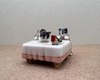 Conjunto de figuras de cerámica pintadas a mano de gato y pájaro – Decoración original para el hogar