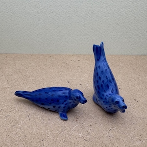 Figurines de phoques en céramique bleue (lot de 2) : Décoration côtière artisanale