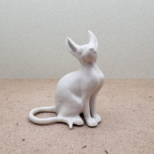 Minimalist Sphynx Cat Ceramic Figurine – Glossy White Handmade Sculpture – Modern Animal Lover Gift – Elegant Feline Home Decor