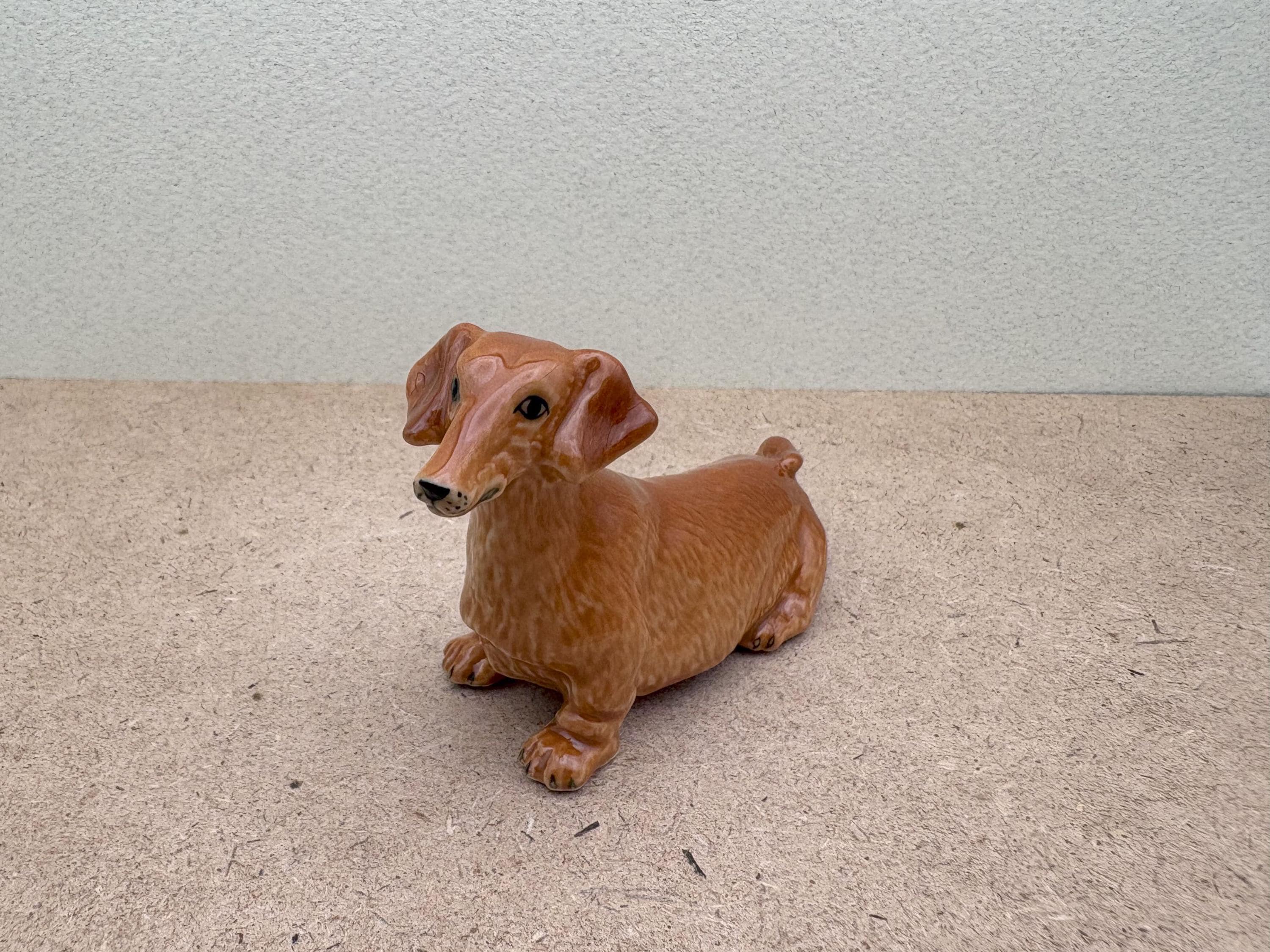 手作りの陶器製ダックスフンドの置物：茶色のウィーナー犬の像 - Etsy 日本