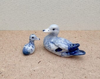 青と白の磁器製アヒルの置物：ヴィンテージ風セラミック製鳥の装飾品