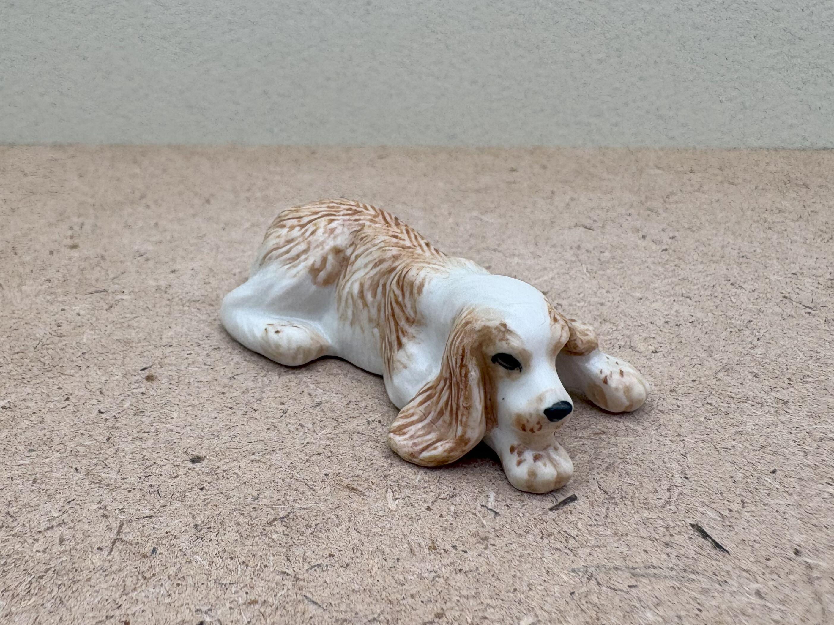 手作りの眠っているコッカースパニエルの陶器の置物：犬好きのための