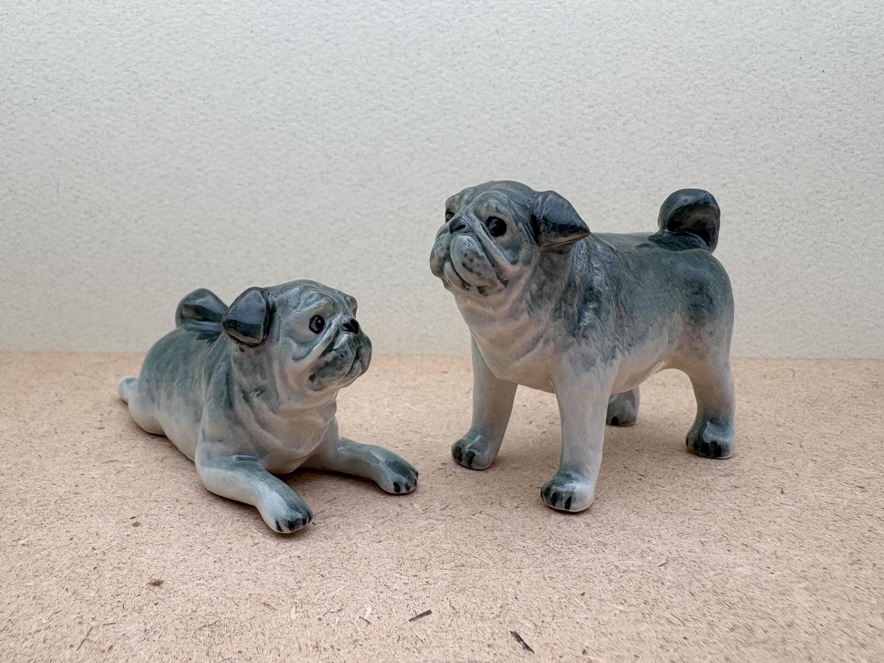 洗練された黒の陶器製パグの置物4体セット - 手描きのミニチュア犬