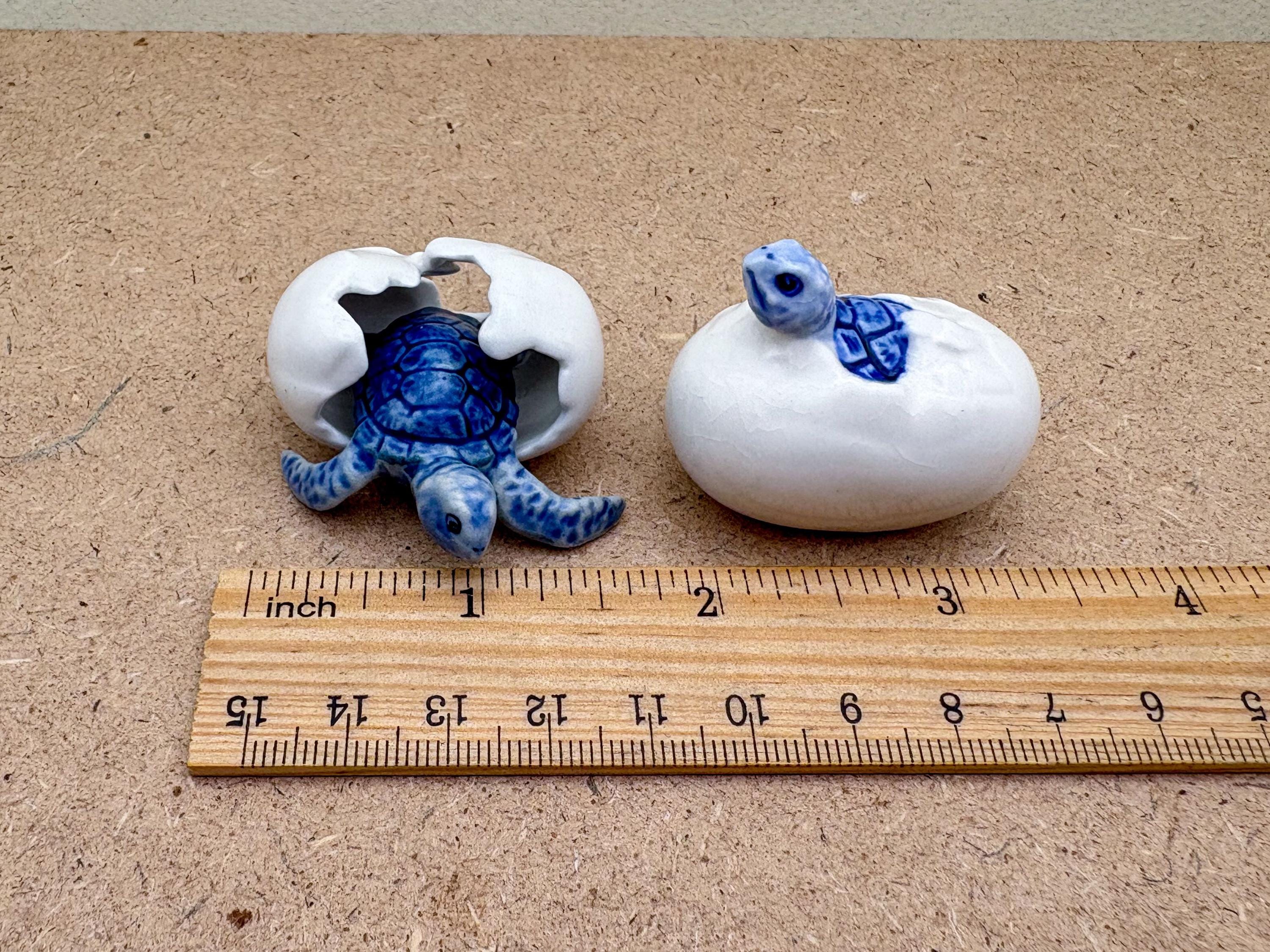 手描きの陶器製赤ちゃんウミガメの置物、4体セット：ブルー＆ホワイト