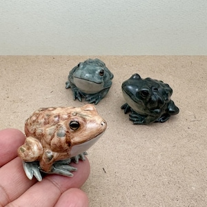 Handcrafted Ceramic Toad Figurine: Nature-Inspired Home Decor