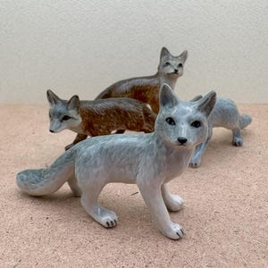 Ceramic Fox Couple Figurines | Realistic Hand-Painted Animal Statues | Woodland-Themed Decor for Nature Enthusiasts & Collectors