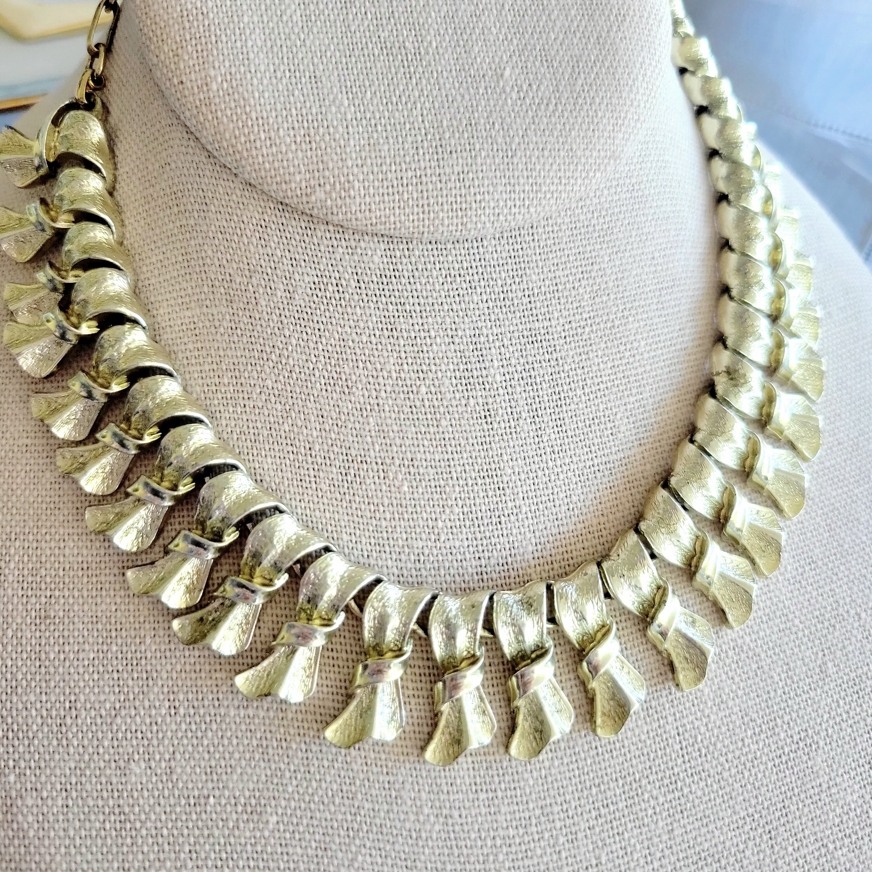 Collier Vintage CORO – Années 1950 – États-Unis – Style Argenté – Occasion – Pièce De Collection