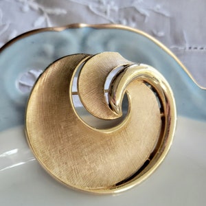 Swirl Round Trifari Brooch, Vintage Retro Style, Brushed and Shiny Gold Tone Metal, Statement Jewelry, Collectible Pin