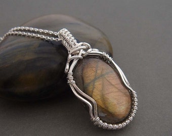 Illusion silver necklace pendant with Labradorite