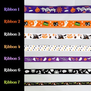 K&ouml;nnte beinhalten: Eine Sammlung von sieben Halloween-B&auml;ndern. Designs umfassen K&uuml;rbisse, Flederm&auml;use, Geister, Spinnweben und die W&ouml;rter "Happy Halloween" und "Trick or Treat?" Farben sind Lila, Orange, Schwarz, Wei&szlig; und Gold. Ideal f&uuml;r Bastelarbeiten.