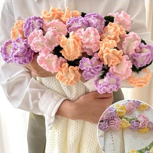 Peut inclure: Un bouquet de fleurs crochetées dans des tons de rose, violet et orange. Les fleurs sont disposées dans un style lâche et naturel et sont tenues par les mains d'une personne. Les fleurs sont faites avec un fil doux et texturé et ont un aspect délicat et féminin.