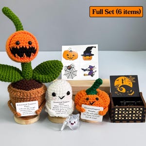 K&ouml;nnte beinhalten: Ein komplettes Set mit sechs Halloween-Artikeln. Enth&auml;lt eine geh&auml;kelte K&uuml;rbispflanze, einen Geist und einen K&uuml;rbis sowie tempor&auml;re Tattoos und eine dekorative Spieluhr. Das Set ist mit einer gruseligen und niedlichen &Auml;sthetik gestaltet.