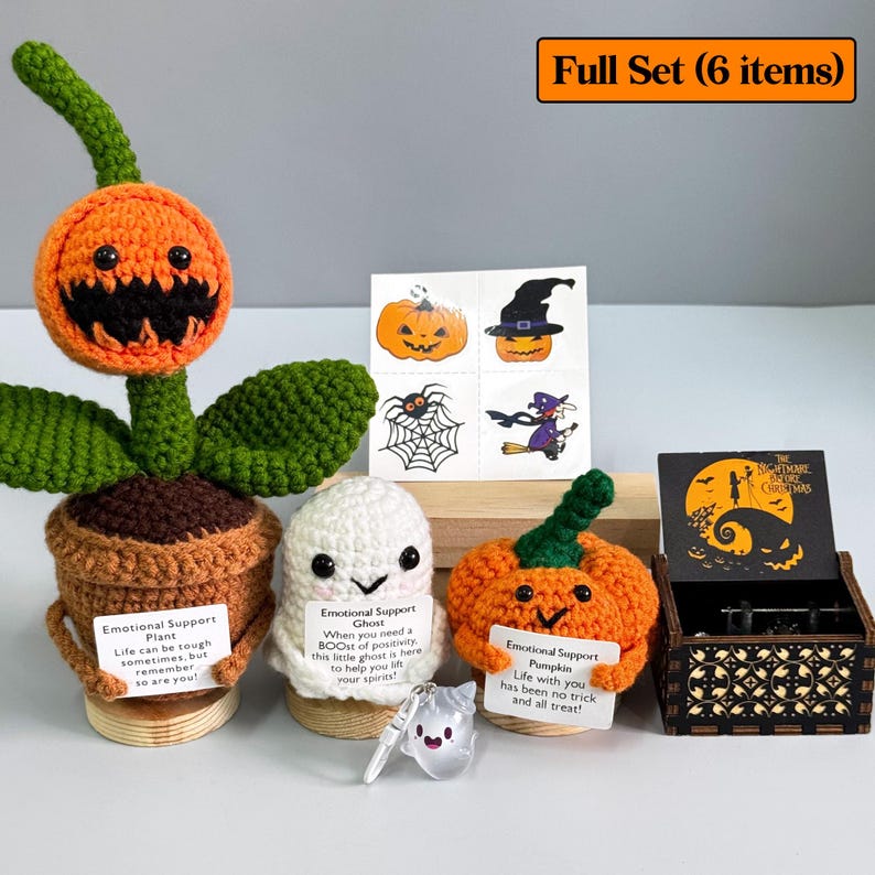K&ouml;nnte beinhalten: Ein komplettes Set mit sechs Halloween-Artikeln. Enth&auml;lt eine geh&auml;kelte K&uuml;rbispflanze, einen Geist und einen K&uuml;rbis sowie tempor&auml;re Tattoos und eine dekorative Spieluhr. Das Set ist mit einer gruseligen und niedlichen &Auml;sthetik gestaltet.
