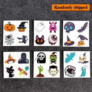 K&ouml;nnte beinhalten: Eine Sammlung tempor&auml;rer Tattoos zum Thema Halloween. Jedes Quadrat zeigt ein anderes Design, darunter K&uuml;rbisse, Geister, Flederm&auml;use, Totenk&ouml;pfe, Hexen und Monster. Der Text "Randomly shipped" ist oben aufgedruckt.