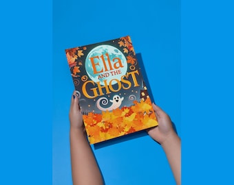 Puede incluir: Un libro rectangular titulado Ella and the Ghost que presenta una luna llena grande, un pequeño fantasma blanco y un primer plano de hojas de otoño naranjas y amarillas sobre un cielo nocturno azul oscuro con una casa.