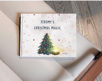 Könnte beinhalten: Ein Kinderbuch mit dem Titel "Jeremy's Christmas Magic" mit einer Illustration eines Weihnachtsbaums, Ornamenten und einer leuchtenden Geschenkbox. Das Cover ist weiß mit roten Punkten und Schneeflocken-Akzenten. Das Buch liegt auf einem weißen Stuhl.