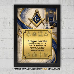Könnte beinhalten: Eine gerahmte Leinwandplakette mit einer goldenen Metallplatte, die den Namen Gregor Lovato, Wilmington Lodge No. 319 sowie Daten für Initiation, Gesellenprüfung und Meistererhebung zeigt. Der Hintergrund zeigt blaue und goldene Symbole.