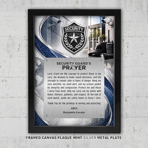Könnte beinhalten: Ein gerahmtes Leinwandbild mit einer silbernen Metallplatte, die den Text Security Guard's Prayer trägt. Der Hintergrund zeigt ein Sicherheitsschild-Emblem, eine Überwachungskamera, eine schwarze Mütze und ein Funkgerät in Blau- und Grautönen.