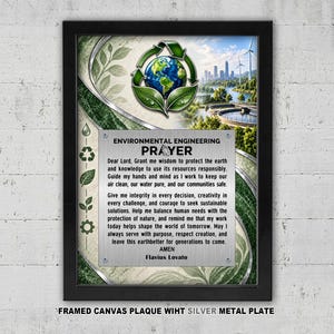 Pode incluir: Uma decoração de parede emoldurada com uma placa de metal prateada contendo o texto Environmental Engineering Prayer. O design inclui um globo com um símbolo de reciclagem, folhas verdes e uma paisagem com turbinas eólicas.