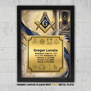 Peut inclure: Une plaque sur toile encadrée avec une plaque métallique dorée portant des symboles maçonniques et le texte : Gregor Lovato, Wilmington Lodge No. 319, A.F. & A.M. Wilmington, NC, Initiated: 5/16/2000, Passed: 7/25/2000, Raised: 9/19/2000 sur fond bleu et or.