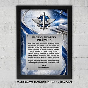 Könnte beinhalten: Ein gerahmtes Wandbild mit einer silbernen Metallplatte, die den Text Aerospace Engineer's Prayer trägt. Der Hintergrund zeigt ein blaues Weltraumthema mit Rakete, Satellit und technischen Zeichnungen. Der Rahmen ist schwarz und rechteckig.